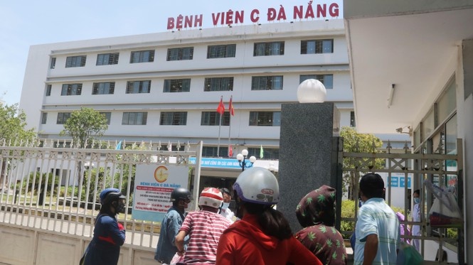 Bệnh viện C Đà Nẵng nơi ca nghi nhiễm COVID-19 đến khám bệnh đã được phong tỏa trong sáng nay. Ảnh: Tiền Phong