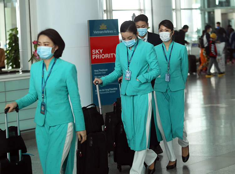  Vietnam Airlines  dự kiến giảm một nửa lương phi công, tiếp viên. Ảnh: VnExpress.