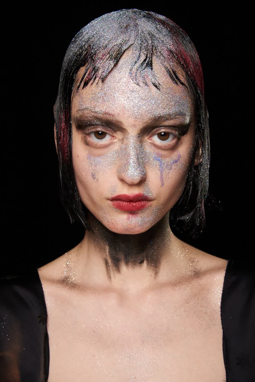 Trang điểm phong cách “Vũ trụ huyền ảo” với bột kim tuyến phủ trên mặt – BST Marni Thu Đông 2020. Ảnh: Vogue.