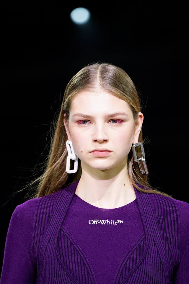 Mắt chải mascara hồng neon – người mẫu trên sàn diễn thời trang Thu Đông 2020 thương hiệu Off-White. Ảnh: thezoereport