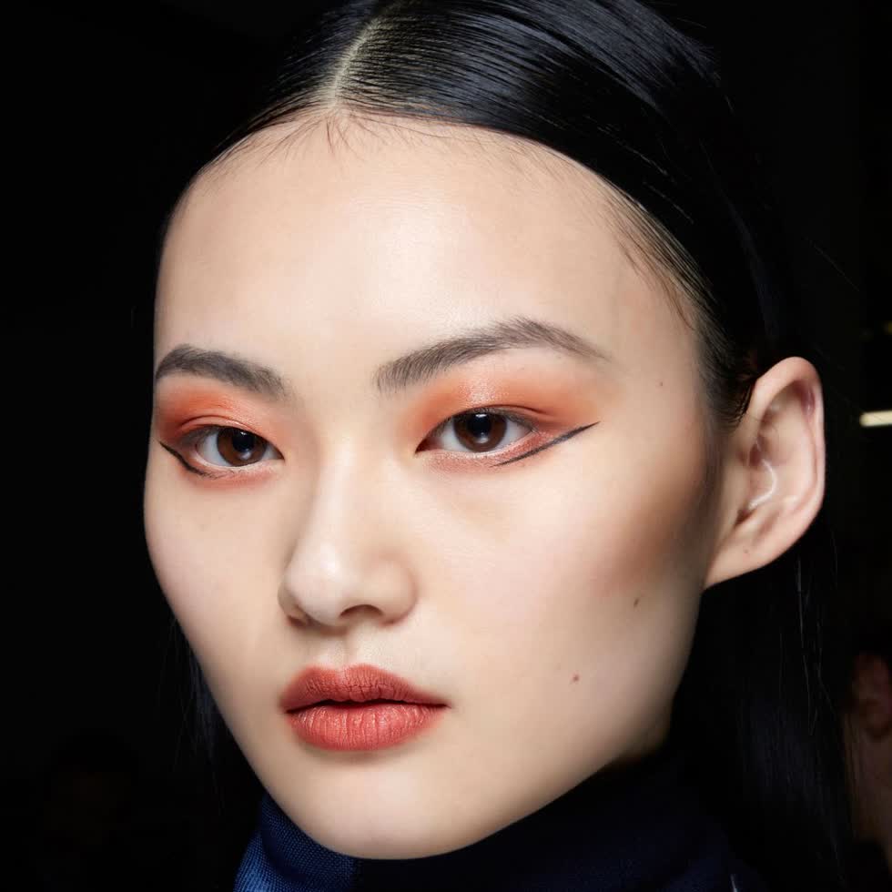 Cận cảnh đường eyeliner sắc sảo từ một người mẫu trong BST Thu Đông 2020 của thương hiệu Missoni. Ảnh: Imaxtree.