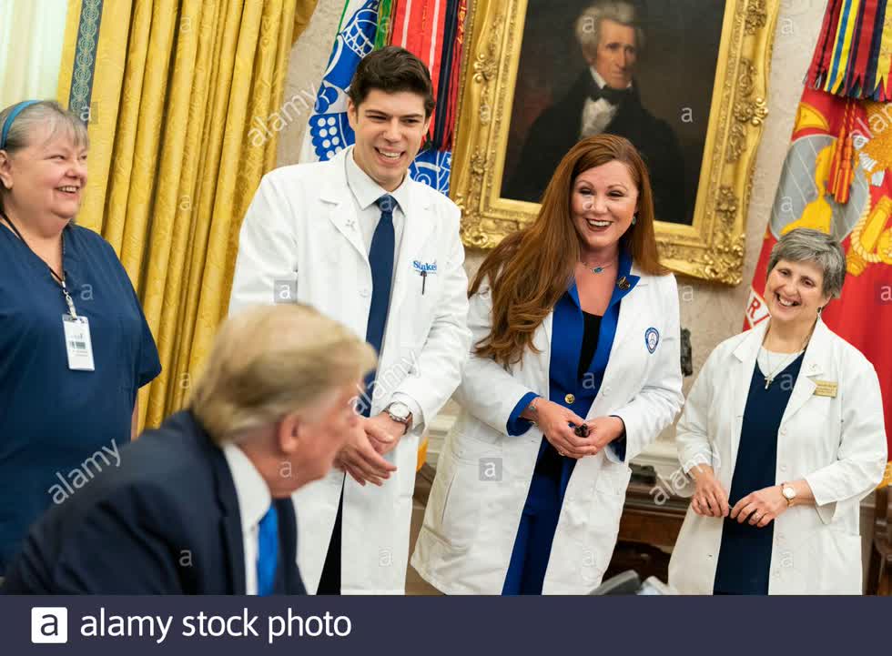 Tổng thống Donald Trump cùng với các đại diện của hiệp hội chăm sóc sức khỏe và điều dưỡng ký một tuyên bố để vinh danh Ngày Y tá Quốc gia tại Phòng Bầu dục của Nhà Trắng ngày 6 tháng 5 năm 2020 ở Washington, DC.