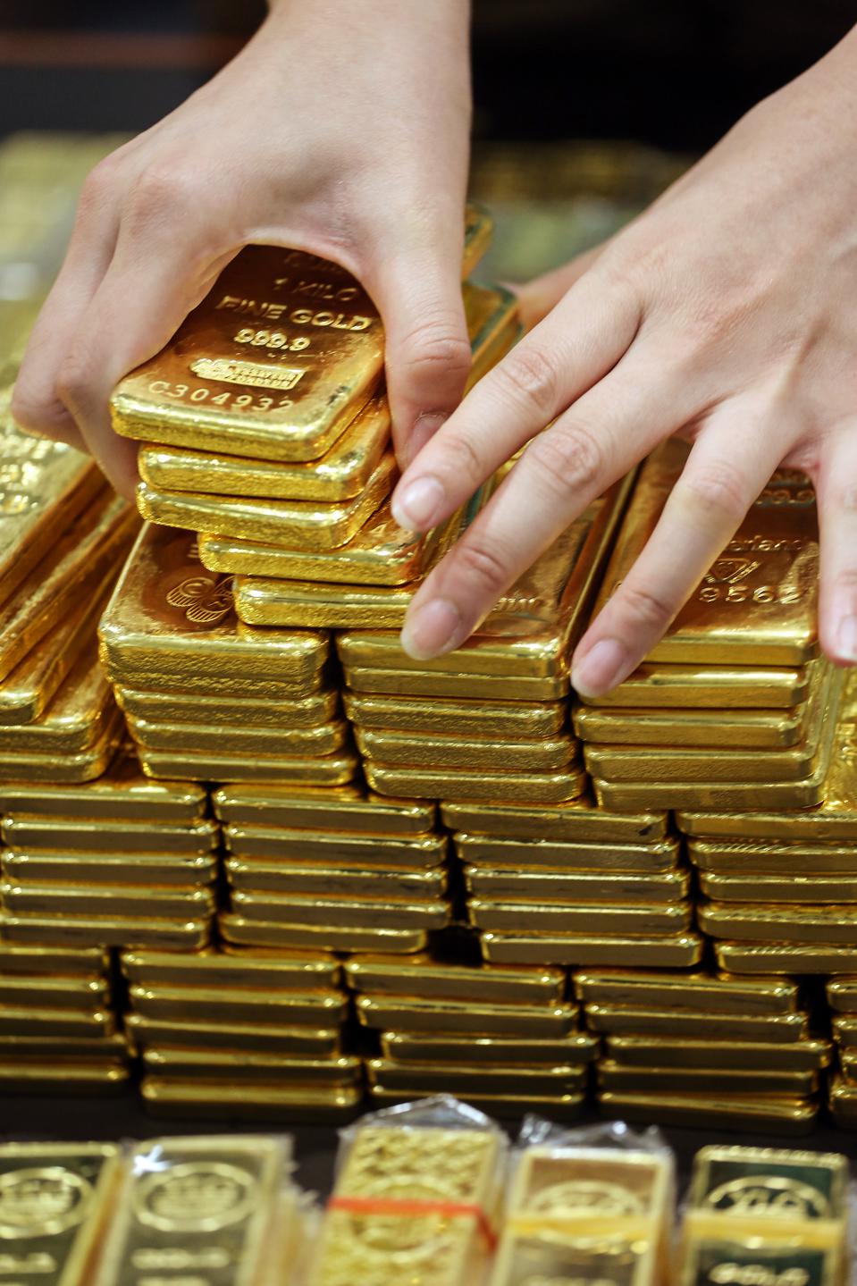 Vàng có thể vượt mốc 3.000 USD/ounce vào đầu năm sau. Ảnh: Bloomberg