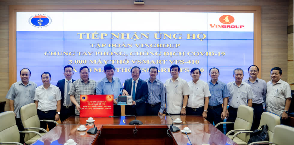 Đại diện Tập đoàn Vingroup trao tặng Bộ Y tế 3.000  máy thở Vsmart  VFS-410 và 200 máy thở Vsmart VFS-510. Ảnh: Bảo Chi