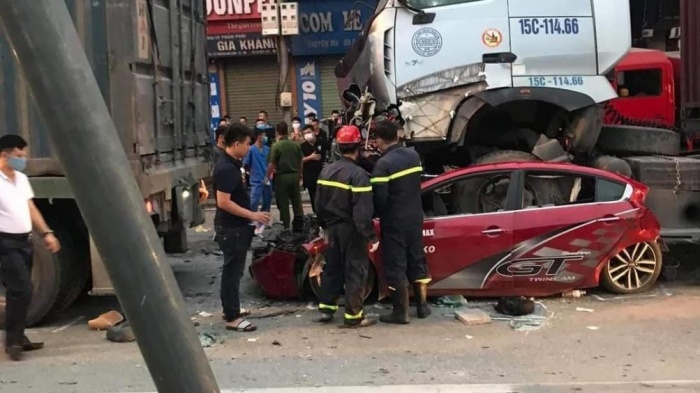 Lực lượng cảnh sát khám nghiệm hiện trường vụ tai nạn nghiêm trọng tại ngã tư QL5 - Sài Đồng, TP Hà Nội. Ảnh: Báo Giao thông.