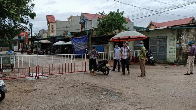 UBND TP Sầm Sơn đã cho lập chốt kiểm soát người ra vào khu phố Nam Bắc, phường Quảng Vinh để phòng, chống dịch COVID-19 khi địa bàn có người nghi nghiễm. Ảnh: Internet.