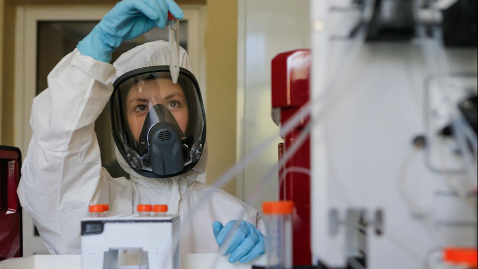 Đội ngũ chuyên gia Nga tiến hành tiêm thử nghiệm vắc xin COVID-19 do nước này sản xuất. Ảnh: Reuters.