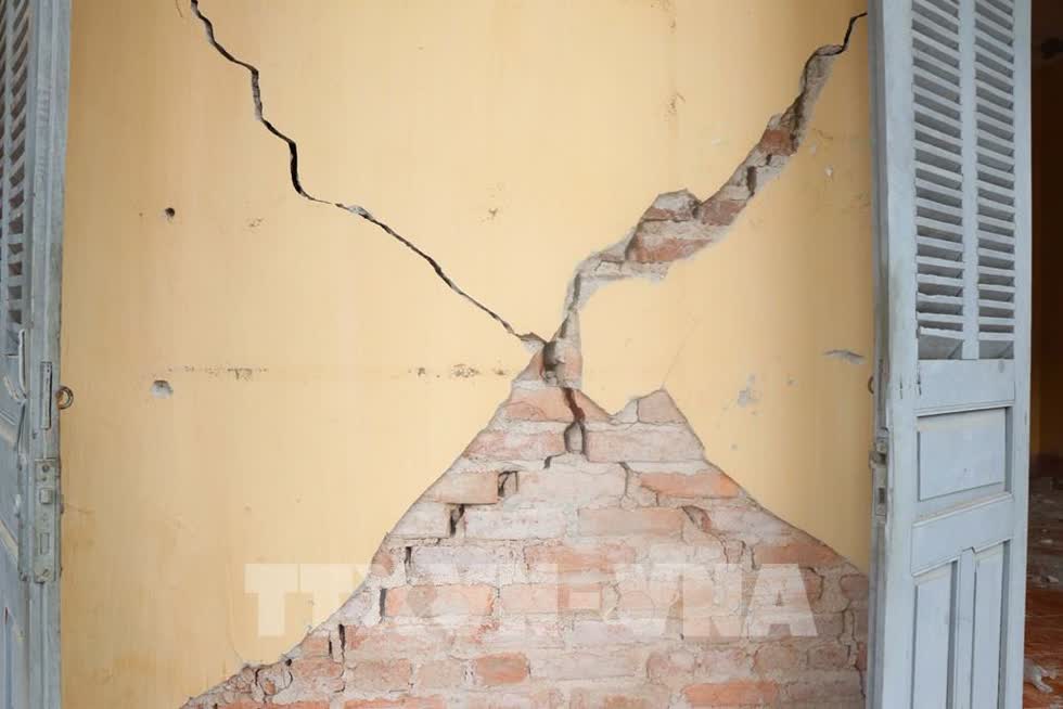 Trận động đất ngày 27/7 gây vết nứt trên tường trụ sở UBND xã Nà Mường, huyện Mộc Châu. Ảnh: TTXVN