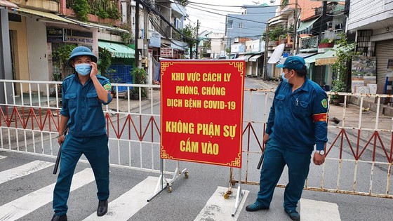Lực lượng chức năng phong toả tuyến đường Hồ Văn Đại, phường Quang Vinh, TP. Biên Hoà, tỉnh Đồng Nai vào ngày 3/8. Ảnh: SGGP