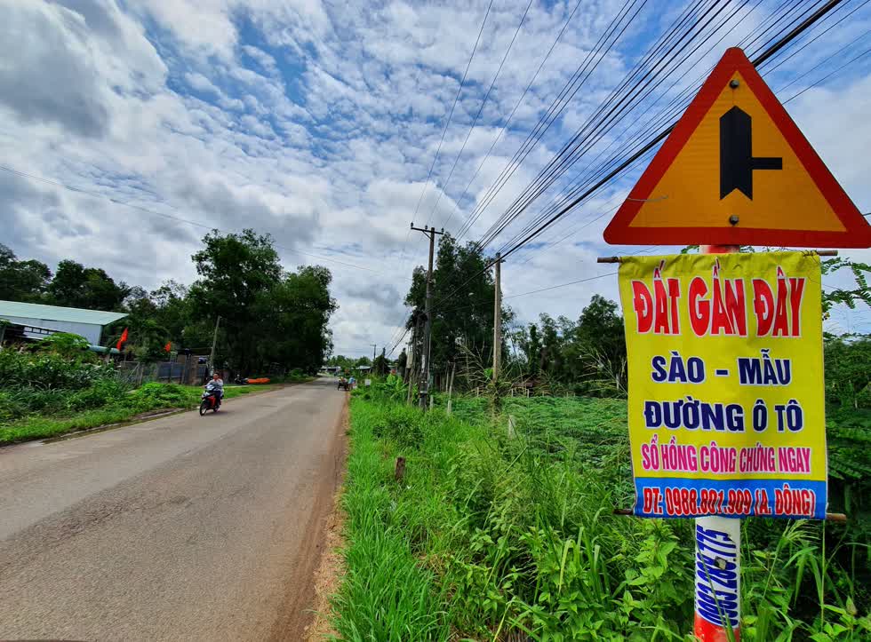 Hàng loạt thông báo bán đất xuất hiện dọc hại xã Bàu Cạn và Phước Bình nhưng lượng người đến mua đã vắng bóng.