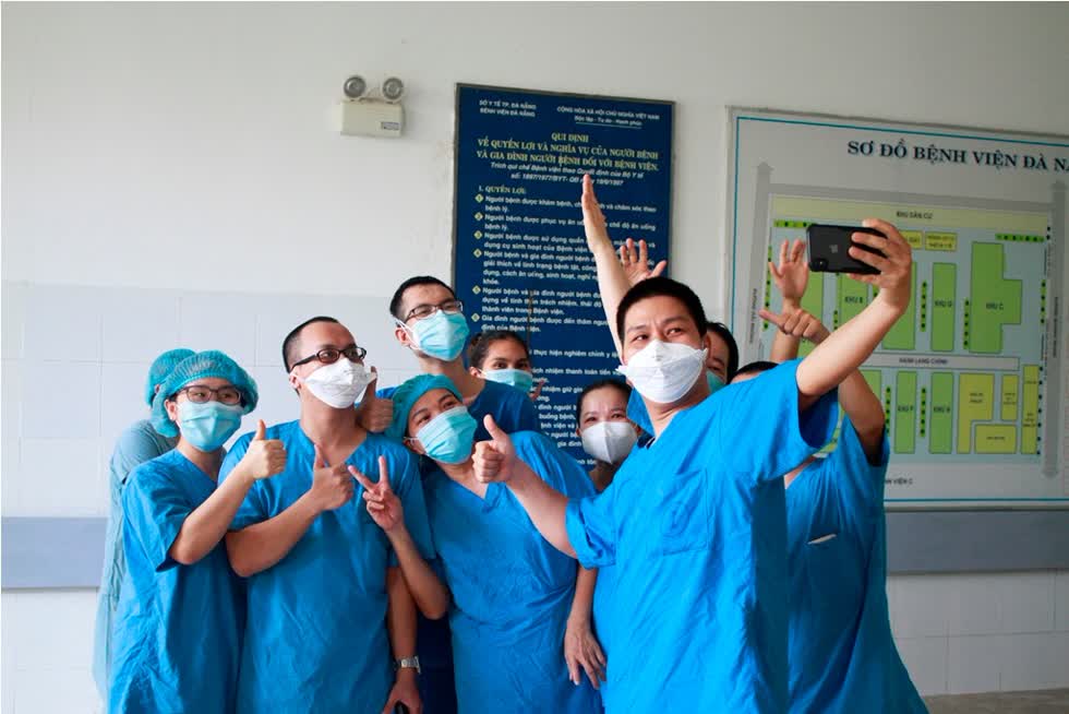 Trong giây phút vỡ òa vì được gỡ bỏ lệnh cách ly, hàng trăm nhân viên y tế tại BV Đà Nẵng đã vỗ tay, bật khóc vì hạnh phúc và cùng nhau chia sẻ niềm vui.
