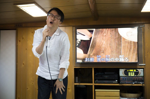 Một người đàn ông đang hát karaoke qua máy tại Tokyo, Nhật Bản. Ảnh: Getty Images