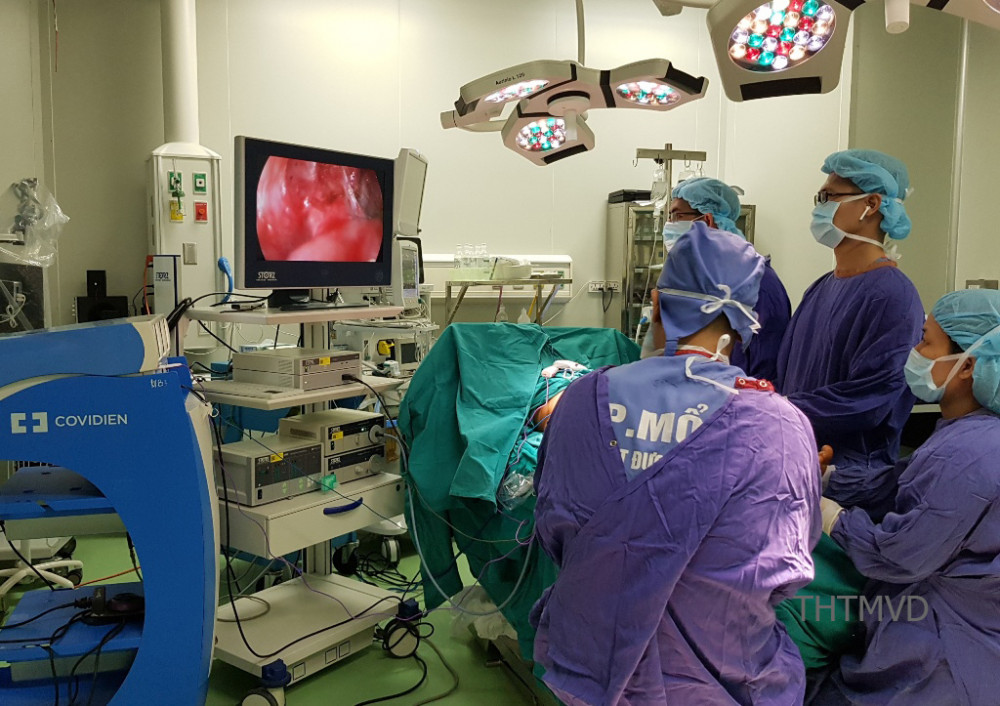 Các bác sĩ tiến hành phẫu thuật cho bệnh nhân bị hoại tử mông vì tiêm silicon làm đẹp. Ảnh: Bệnh viện cung cấp