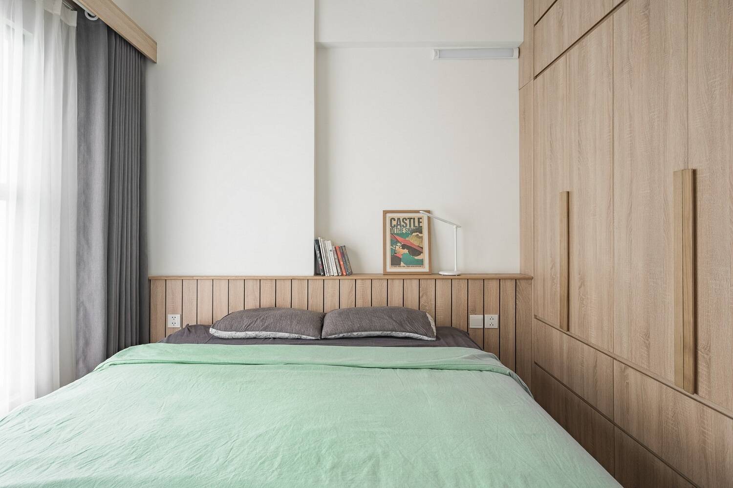 Không gian phòng ngủ thoáng đãng, đầy ắp ánh sáng mang phong cách hiện đại tối giản đặc trưng. 