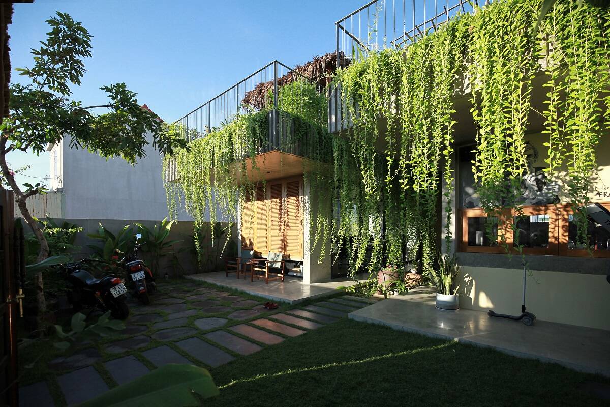  Hệ thống cây xanh ấn tượng xuyên suốt trong ngôi nhà, tạo nên cảm giác thoải mái, dễ chịu giữa khí hậu nắng nóng nơi đây.