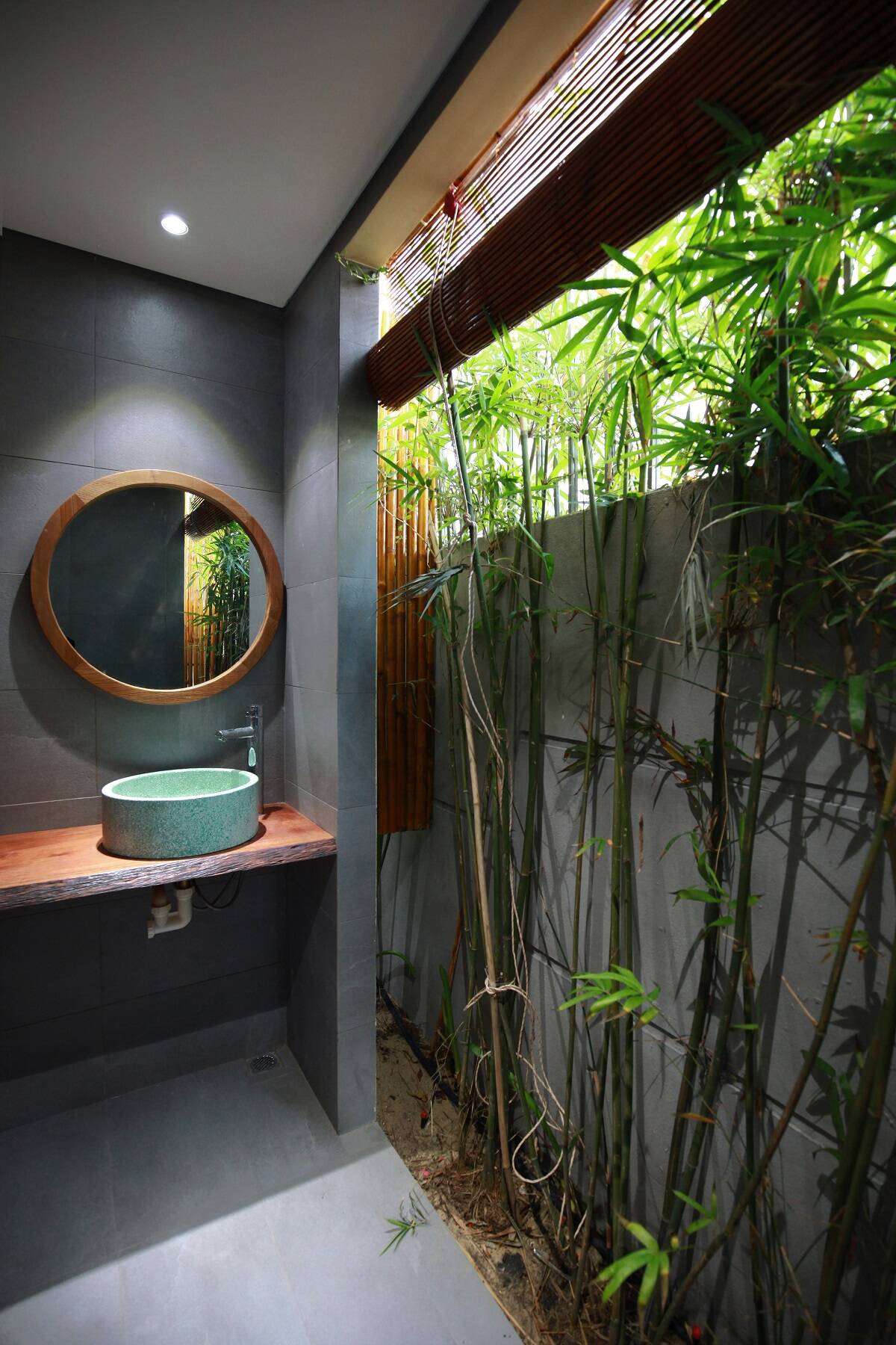 Phòng vệ sinh ở tầng trệt đơn giản, tiện nghi và không thể thiếu mảng xanh. 