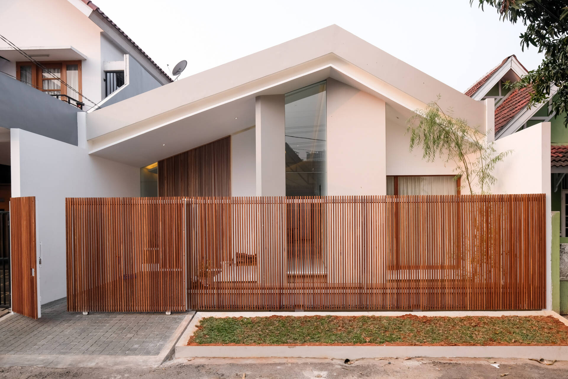   DG House nằm trong khu  nhà liền kề  ở Indonesia nhưng sở hữu diện mạo hiện đại, mới lạ hơn so với những ngôi nhà xung quanh.   