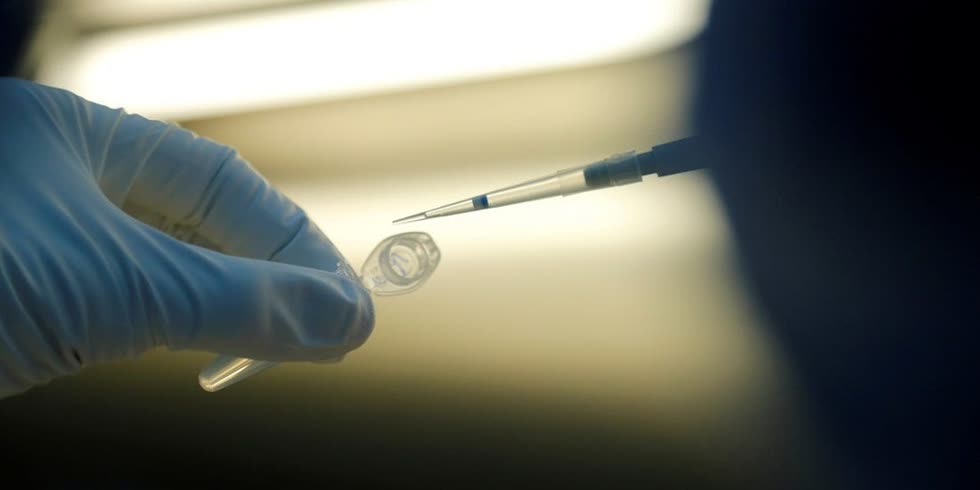   Một nhà khoa học chuẩn bị mẫu vắc xin COVID-19 tại phòng thí nghiệm của công ty công nghệ sinh học BIOCAD tại Nga, vào ngày 11/6. Ảnh: Reuters.  