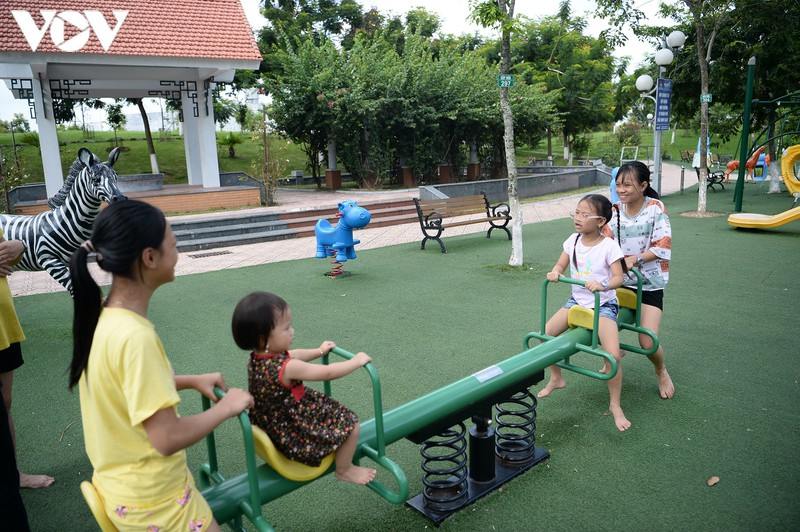 Nhiều trẻ nhỏ đến chơi tại công viên Nguyễn Văn Cừ, TP Bắc Ninh trong sáng 23/8.