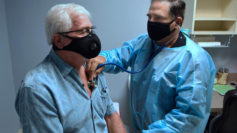   Tony Potts, một người về hưu 69 tuổi được bác sĩ Bruce Rankin tiêm mũi đầu tiên với tư cách là người tham gia thử nghiệm lâm sàng vắc xin COVID-19 giai đoạn 3 do Moderna tài trợ vào ngày 4/8/2020. Ảnh: Forbes.  