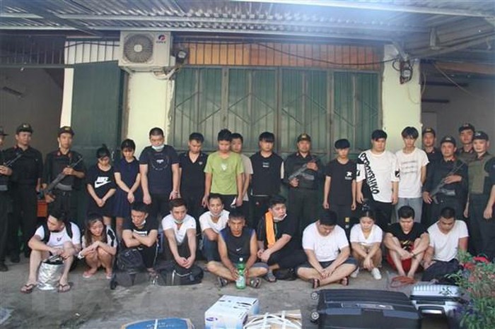 Nhóm đối tượng đang bị truy nã tại Trung Quốc bị bắt giữ tại Lào Cai. Ảnh: TTXVN