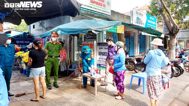 Thực hiện kiểm tra sức khỏe người vào chợ Hà Thân (Đà Nẵng). Ảnh: VTC news