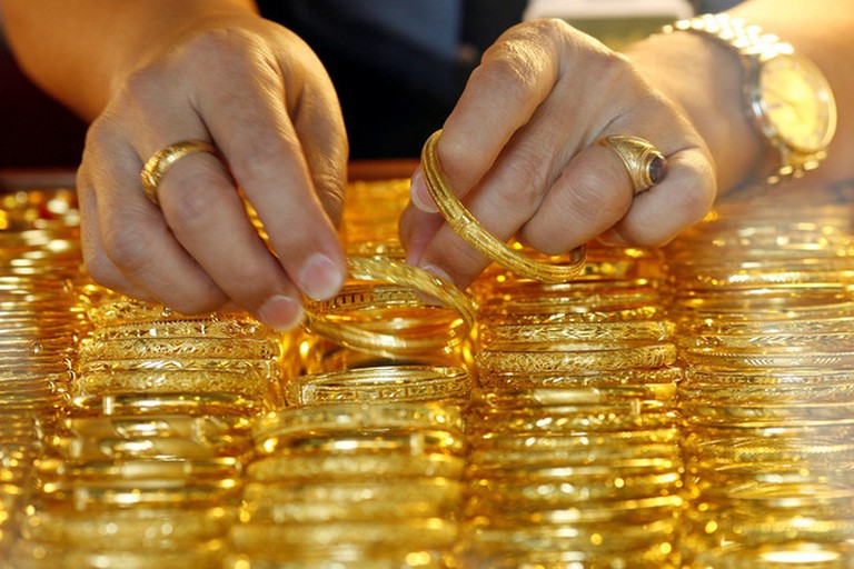 Giá vàng tiếp tục giảm sốc, còn hơn 56 triệu đồng mỗi lượng. Ảnh: Thanh Niên.