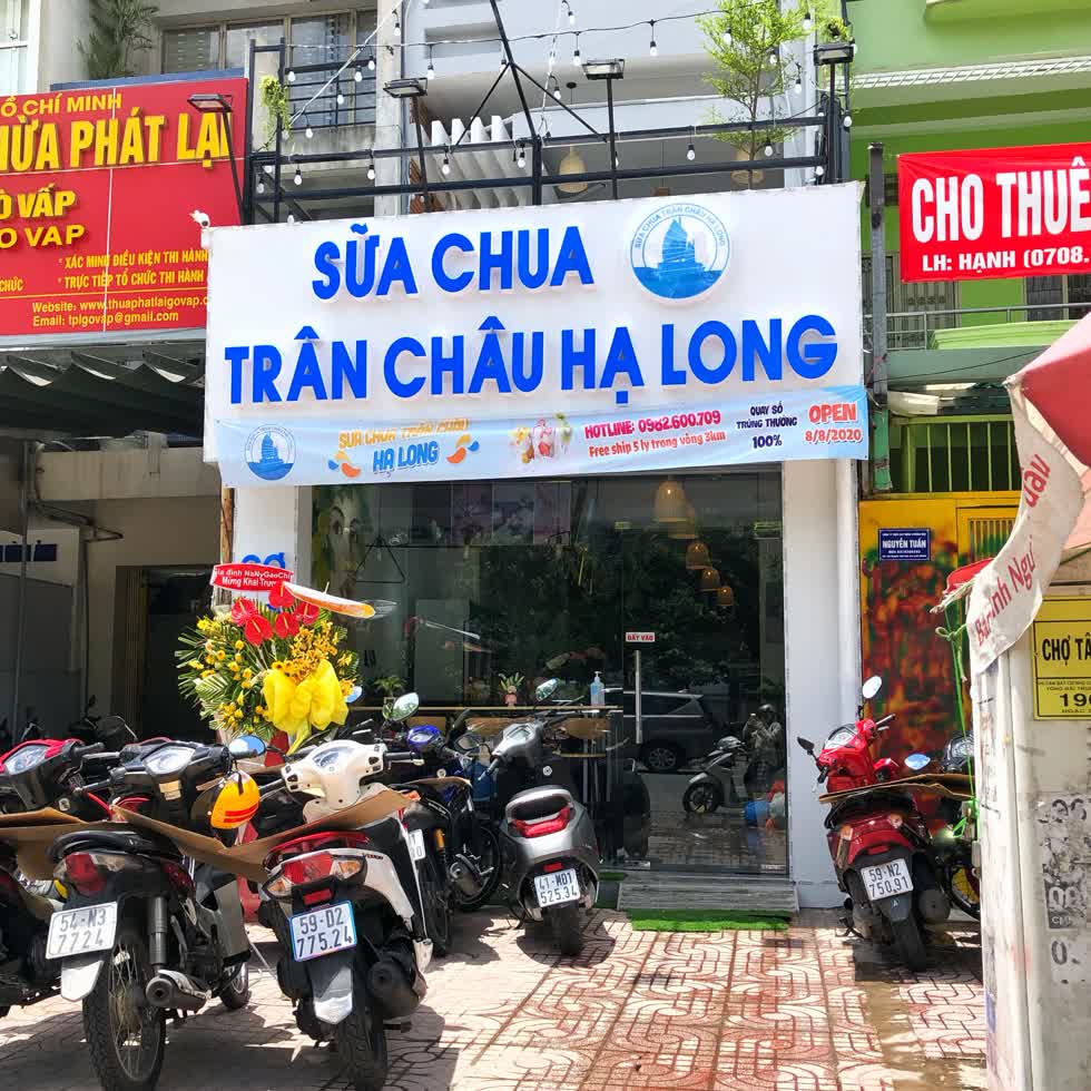 Cửa hàng  sữa chua trân châu Hạ Long  vừa được khai trương trên đường Bạch Đằng (Gò Vấp), đây cũng là chi nhánh thứ 150 trên toàn quốc. Ảnh: Phượng Lê 