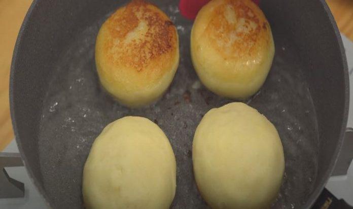 Chiên bánh khoai tây đến khi vàng đều hai mặt. Nguồn: Nino’s Home