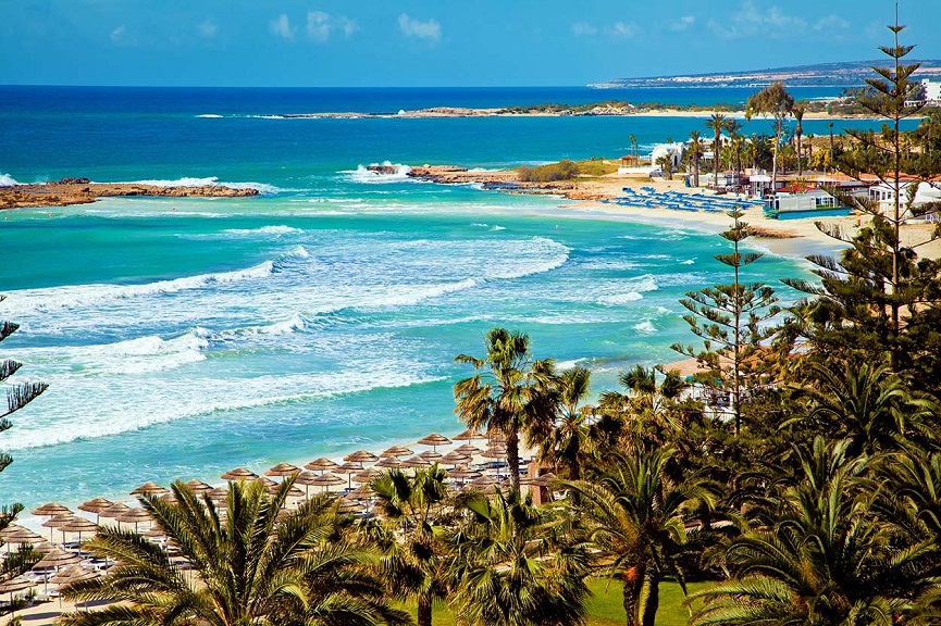 Những bãi biển đẹp với nước trong xanh thơ mộng là một trong những điểm đến thu hút du khách của đảo Síp. Ảnh: BSOP