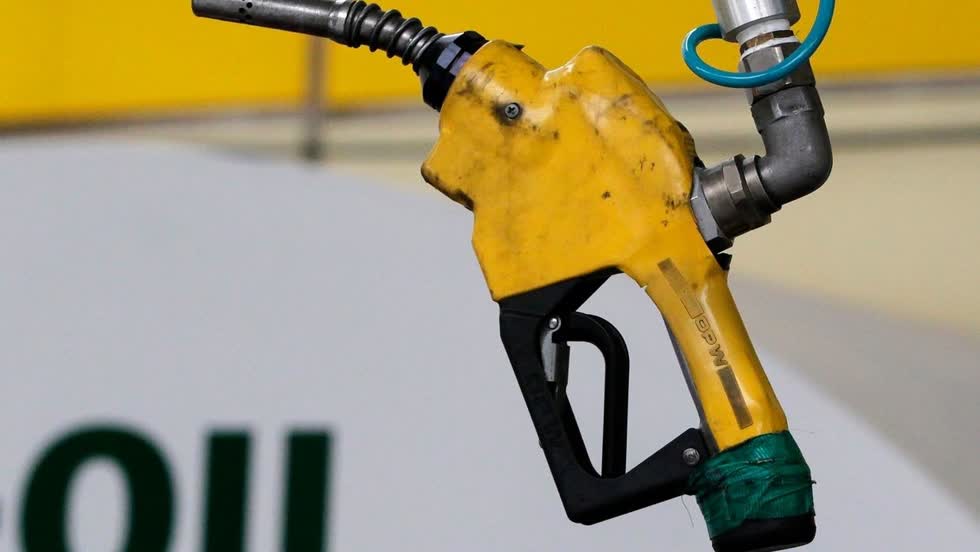 Giá dầu thô tiếp tục giảm trong phiên giao dịch cuối tuần