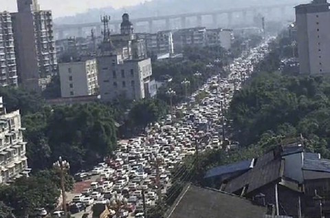 Người dân thành phố Lạc Sơn, tỉnh Tứ Xuyên, Trung Quốc, đã lên xe nhanh chóng rời khỏi thành phố. Ảnh: Weibo