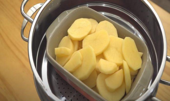 Hấp khoai tây khoảng 15-30 phút cho mềm. Nguồn: Nino’s Home