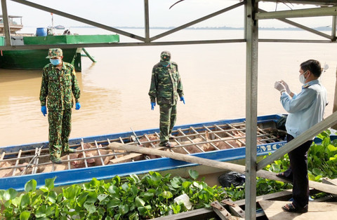   Một trong những vỏ lãi chở heo lậu bị bắt giữ. Ảnh: Báo Công An.  