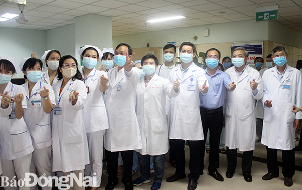 Đội ngũ y - bác sĩ Bệnh viện Đa khoa Đồng Nai bày tỏ niềm vui sau khi bệnh viện được gỡ phong tỏa. Ảnh: báo Đồng Nai
