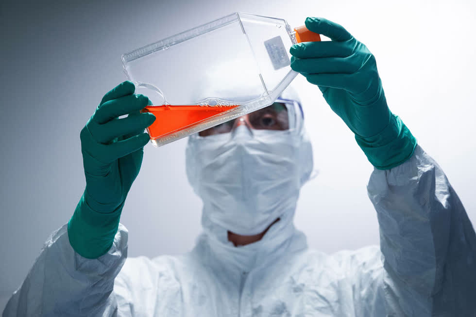   Một kỹ thuật viên phòng thí nghiệm kiểm tra lọ thuốc thử, trước khi thực hiện các xét nghiệm vaccine tại phòng thí nghiệm của Sanofi ở Pháp. Ảnh: AFP  