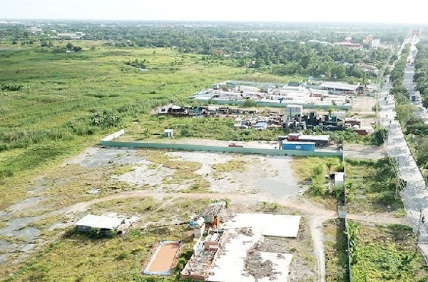 Gần 20 năm qua Khu công nghiệp Phong Phú vẫn còn dang dở, thậm chí còn phát sinh nhiều vấn đề liên quan đến pháp luật về xây dựng.