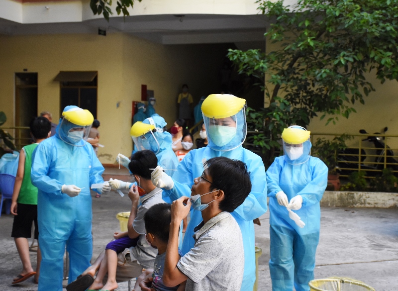   Trung tâm kiểm soát bệnh tật TP.Đà Nẵng lấy mẫu xét nghiệm SARS-CoV-2 cho người dân chung cư A3. Ảnh: Báo Nhân dân  