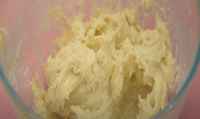 Nghiền nhuyễn khoai tây với đường, thêm bột gạo vào trộn đều. Nguồn: Nino’s Home