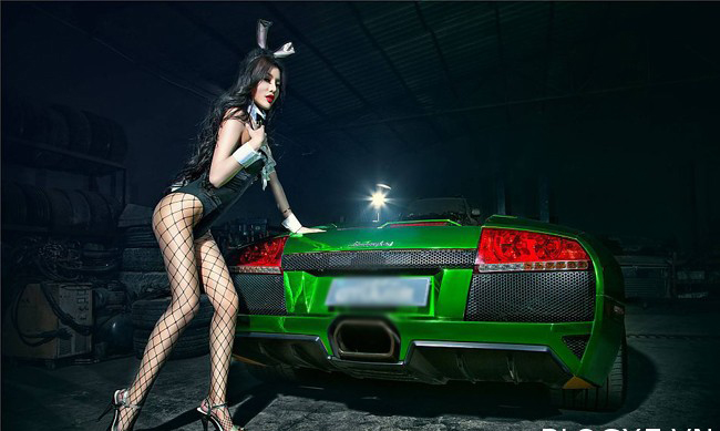 Bỏng mắt trước thân hình bốc lửa của người đẹp bên 'siêu bò' Lamborghini