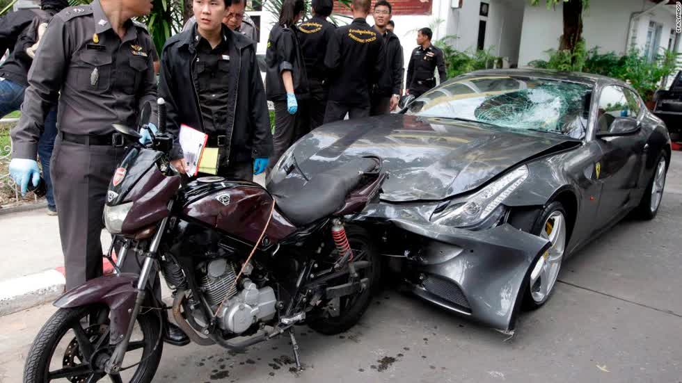   Cảnh sát Thái Lan kiểm tra chiếc xe Ferrari vào ngày 3/9/2012. Ảnh: CNN  