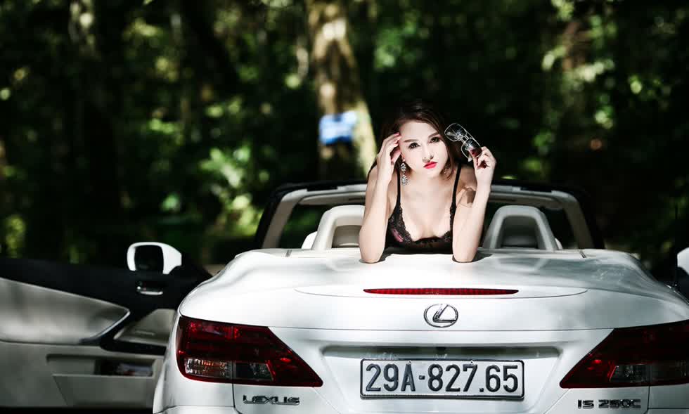 'Hot girl' Nguyệt Moon khoe dáng sexy bên hàng hiếm Lexus IS250c mui trần