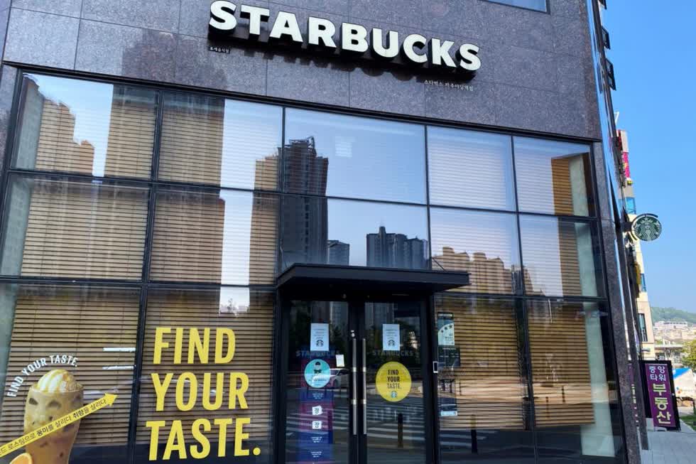 Cửa hàng Starbucks tại Paju (Hàn Quốc) là ổ lây nhiễm có gần 60 người. Ảnh: Nestia