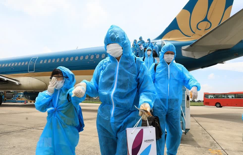Các hành khách được về Hà Nội sau nhiều ngày kẹt lại ở Đà Nẵng. Ảnh: TTXVN