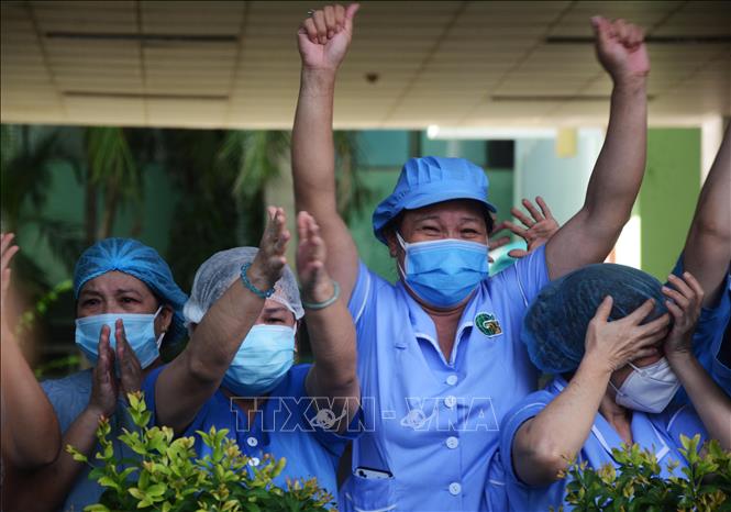 Các nhân viên y tế ở Bệnh viện Đà Nẵng vui mừng khi lệnh phong tỏa được dỡ bỏ vào ngày hôm qua (25/8). Ảnh: TTXVN