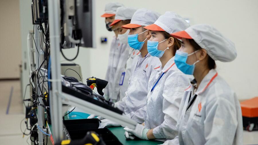 Các nhà máy nước ngoài đang phải cạnh tranh mặt bằng với thương hiệu nội địa tại Việt Nam. Ảnh: Getty