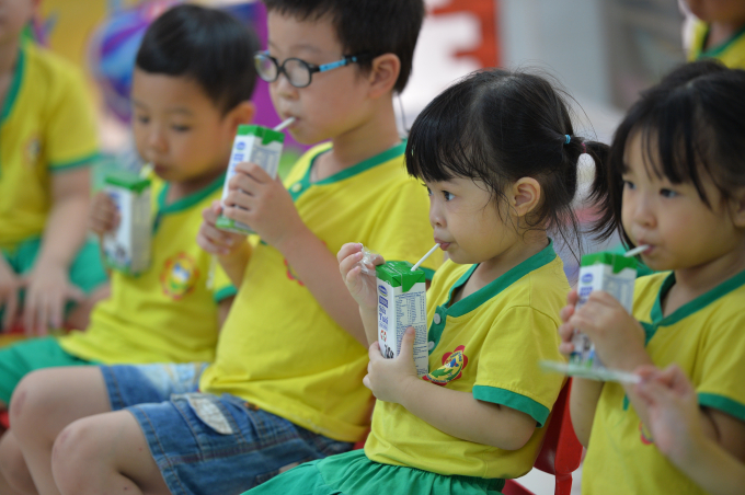 Trẻ em tại một số tỉnh thành cả nước đã quen với những giờ uống sữa học đường vui tươi và đầy bổ ích tại trường học.