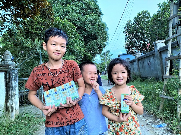  Các bạn nhỏ trong xóm đến chung vui đã cùng nhận quà từ Giám đốc Nhà máy sữa Vinamilk tại Nghệ An.