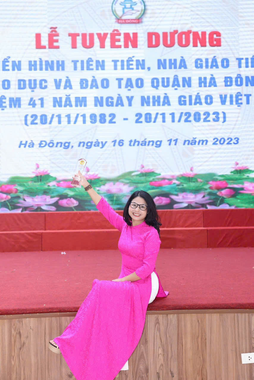 Cô Trịnh Thùy Linh tại lễ vinh danh “Nhà giáo Hà Nội tâm huyết, sáng tạo” của Sở GD&ĐT Hà Nội 