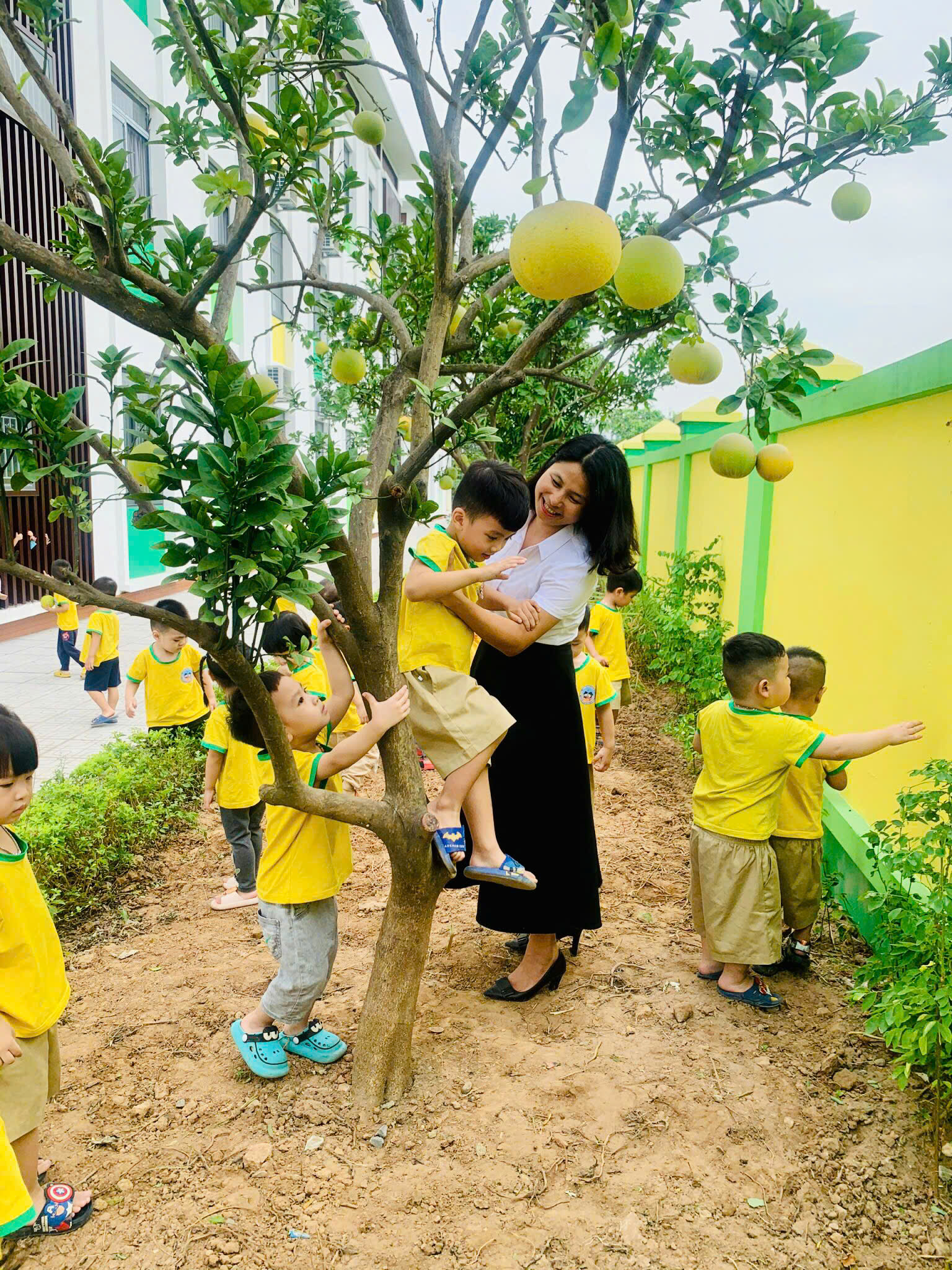   Cô Trịnh Thùy Linh vui chơi cùng học sinh trường mầm non Đa Sĩ, quận Hà Đông, TP Hà Nội  